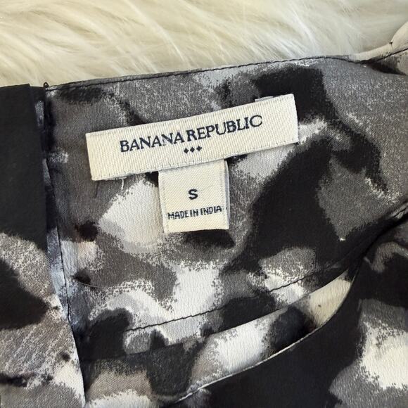 Banana Republic Abstract Flutter Sleeve Blouse Minimalist Black White Work Top - Picture 8 of 11